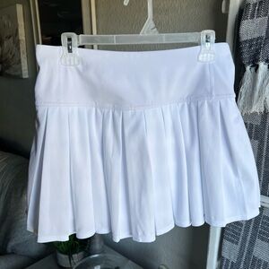 Women’s DKNY White Large Tennis Skirt With Shorts - Like New